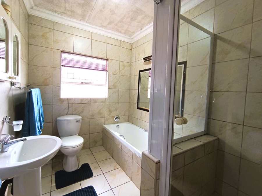 4 Bedroom Property for Sale in Langenhovenpark Free State